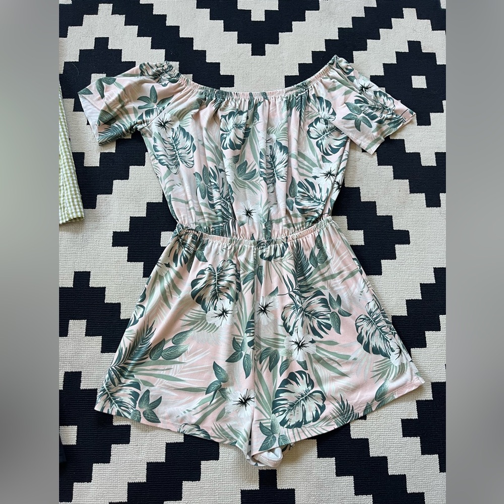 ROMPER & SHORTS BUNDLE 💕 - Picture 4 of 4